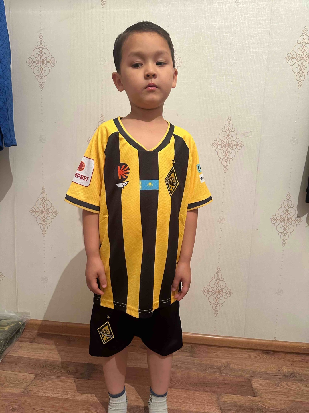 Спортивный костюм черный, желтый