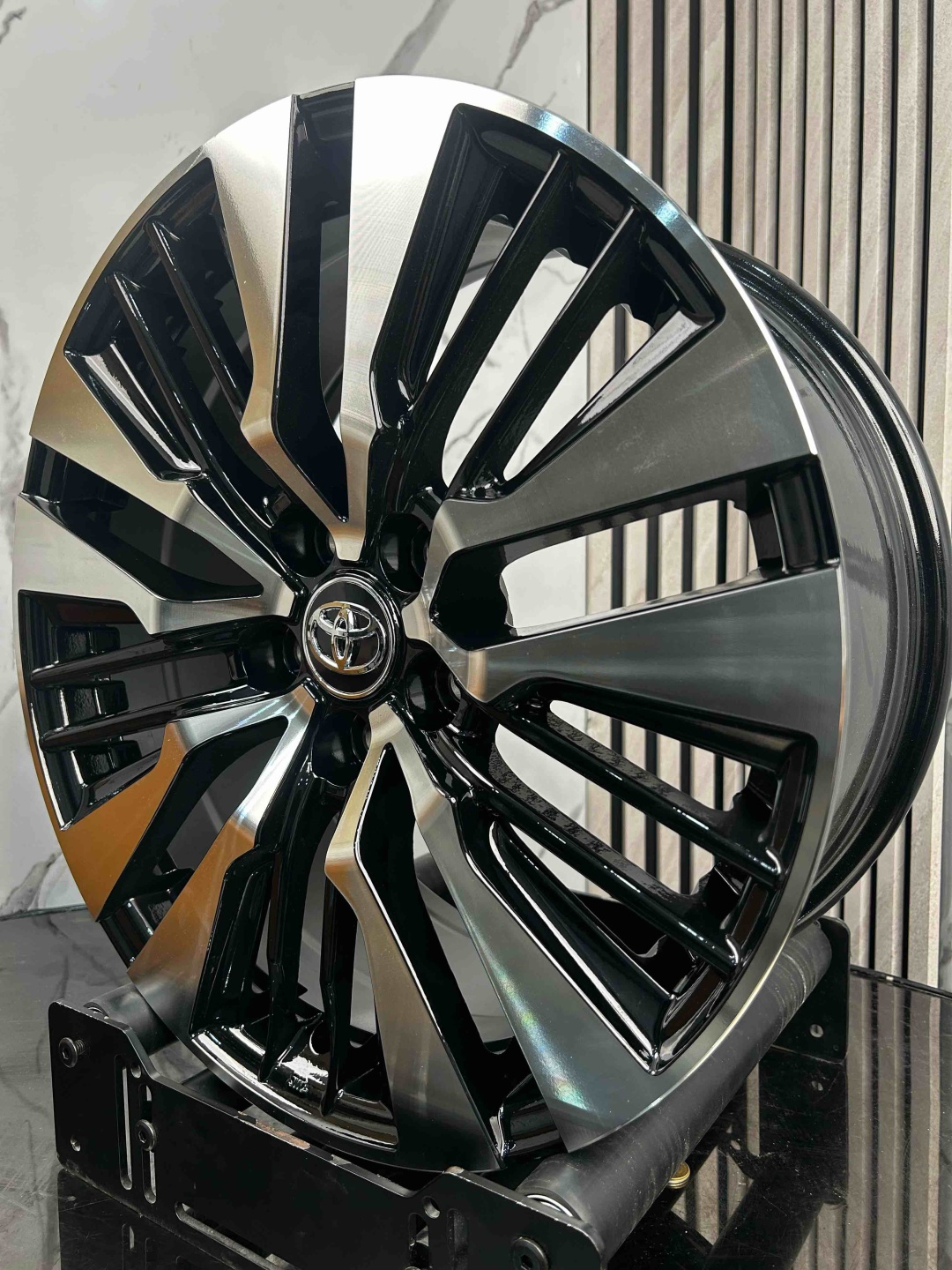 Top Grade EXPJT090 8x18/5x114.3 D60.1 ET42 4 диска черный, серебристый