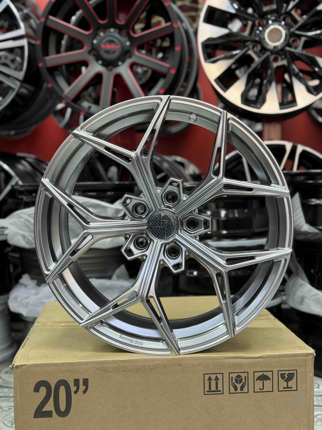 RNO Ffc001 hb 8x18/5x114.3 D73.1 ET35 4 диска графит