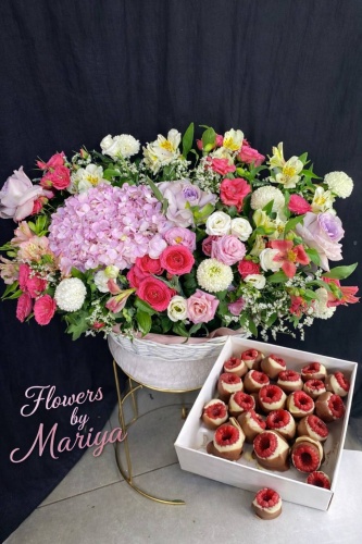 Flowers by Mariya композиция с открыткой альстремерия, гортензия, роза, эустома, кустовая роза, кустовая пионовидная роза, гипсофила, лизиантус, эвкалипт 37 шт 45 см