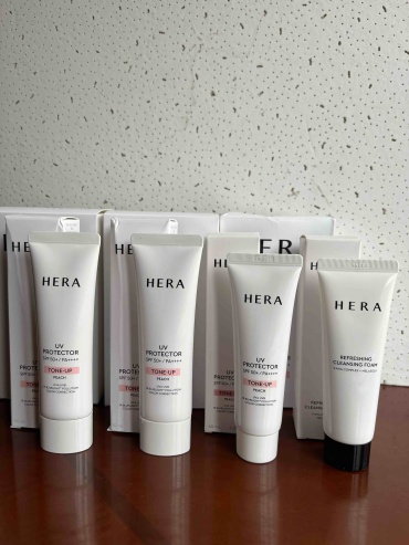 Hera UV Protector & Refreshing Cleansing Foam набор по уходу за лицом для женщин