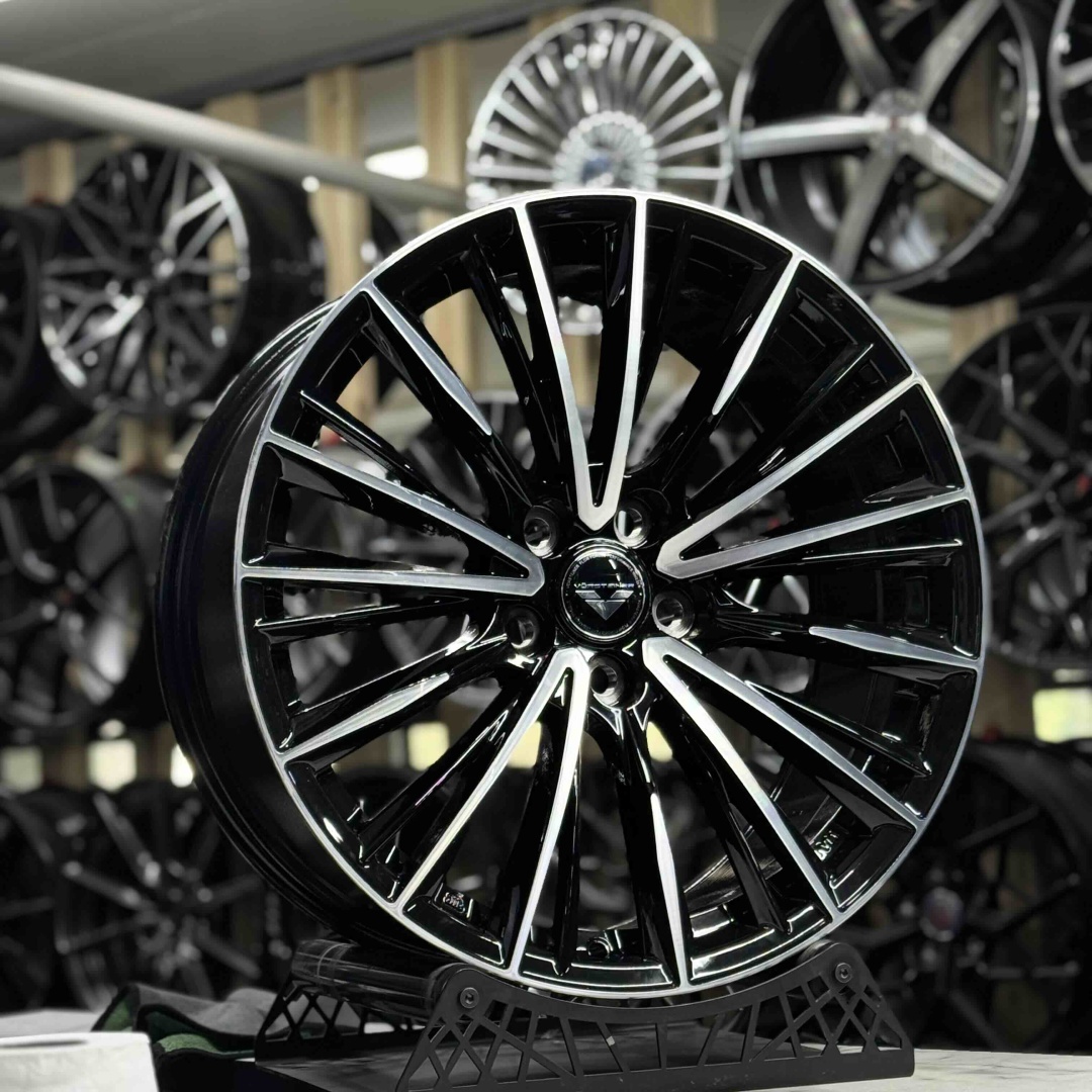 RNO XF055 8x18/5x114.3 D73.1 ET38 4 диска черный, серебристый