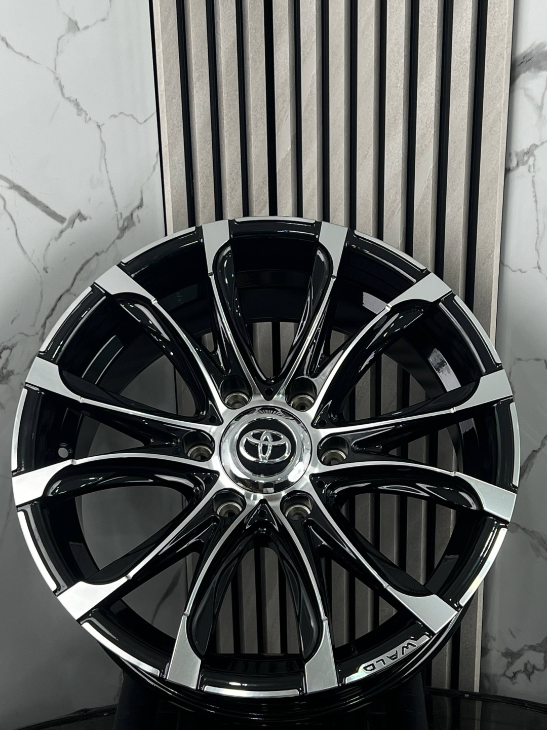 Toyota lex h905ff 8x18/6x139.7 D106.1 ET25 4 диска серебристый, черный