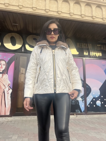 Демисезонная куртка Zosya Furs черный, белый
