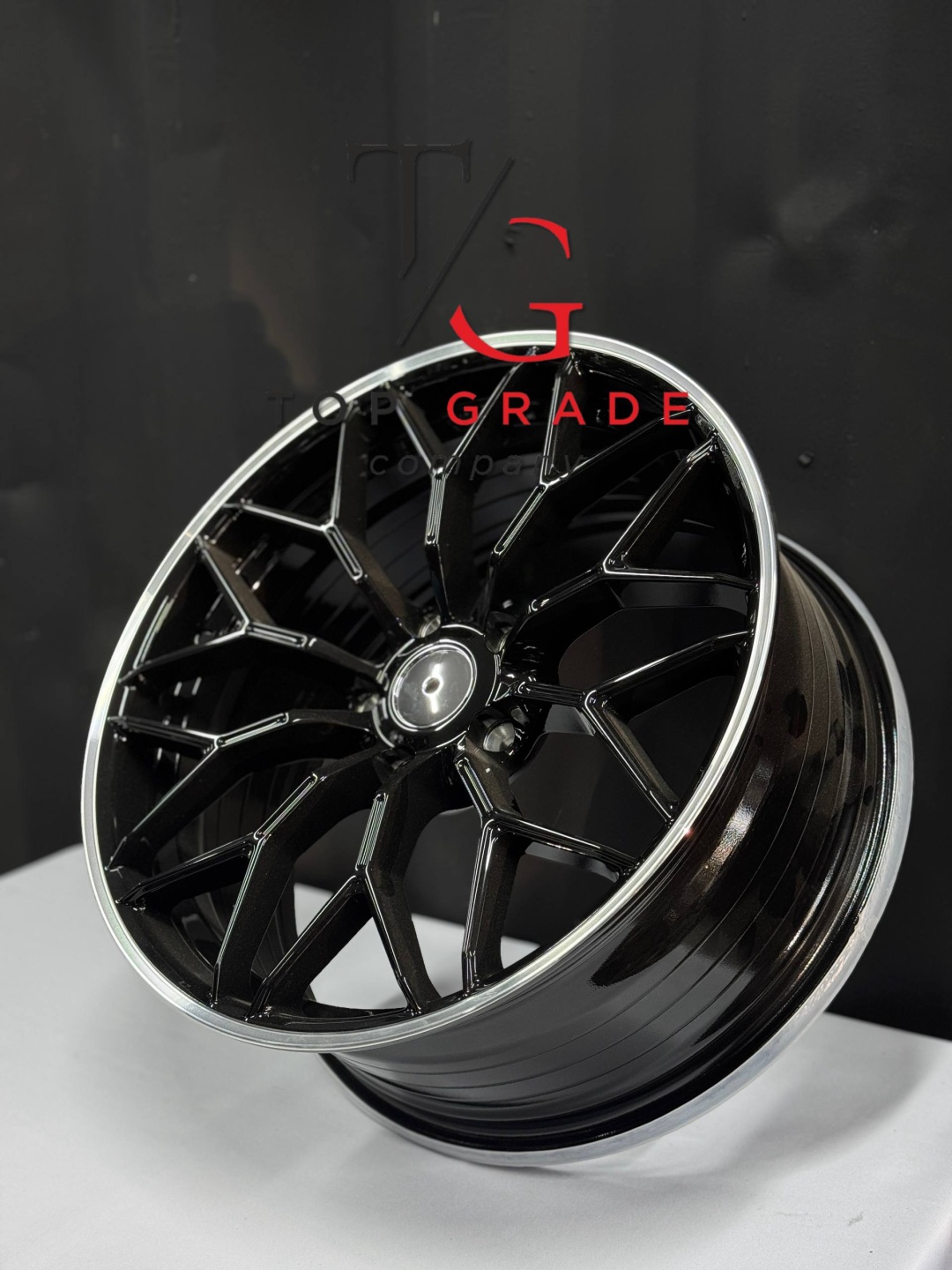 Top Grade VOSSEN 8.5x19/5x114.3 D67.1 ET35 4 диска черный, серебристый