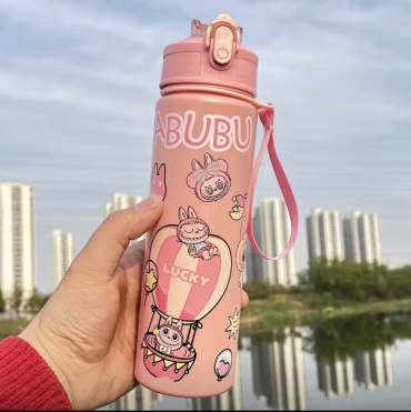 Бутылка Labubu 0.5 л розовый, крышка с трубочкой, пластик