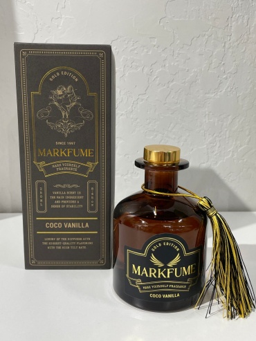 Диффузор с палочками Markfume верхние: кокосовая свежесть с легкими фруктовыми акцентами. Сердце: мягкие сливочные ноты с оттенками миндаля. База: сладкая ваниль и тонкие древесные аккорды 250 мл