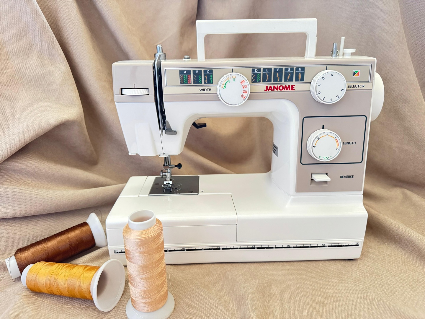 Швейная машина Janome LE-316 бежевый