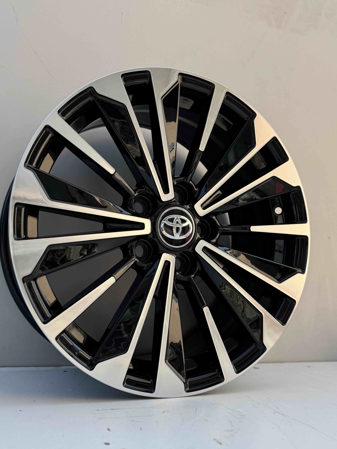 Toyota t/g fbx374 7.5x17/5x114.3 D60.1 ET40 4 диска черный, серебристый