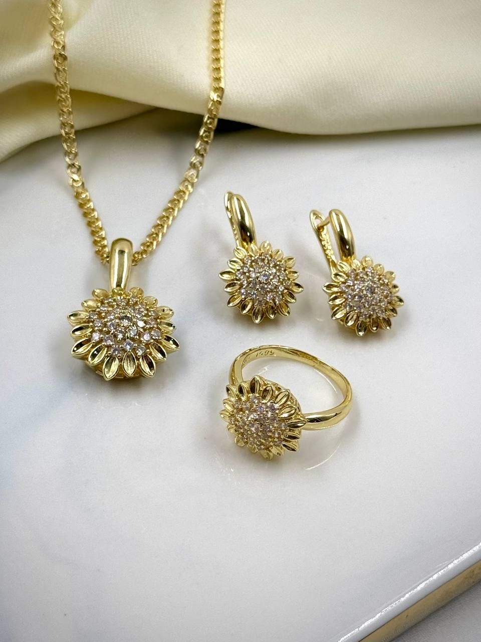 Adiya Gold бижутерный сплав, без вставок