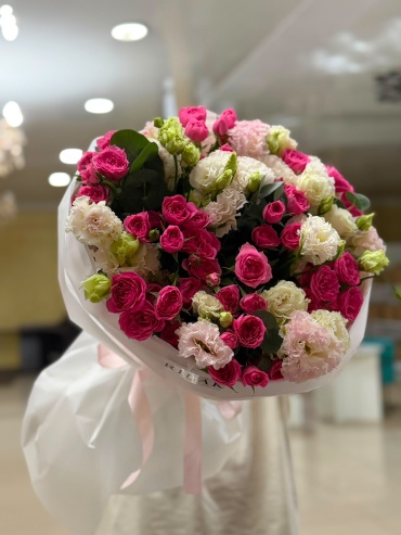 Rilak Floral букет в оформлении лизиантус, кустовая роза 18 шт 50 см