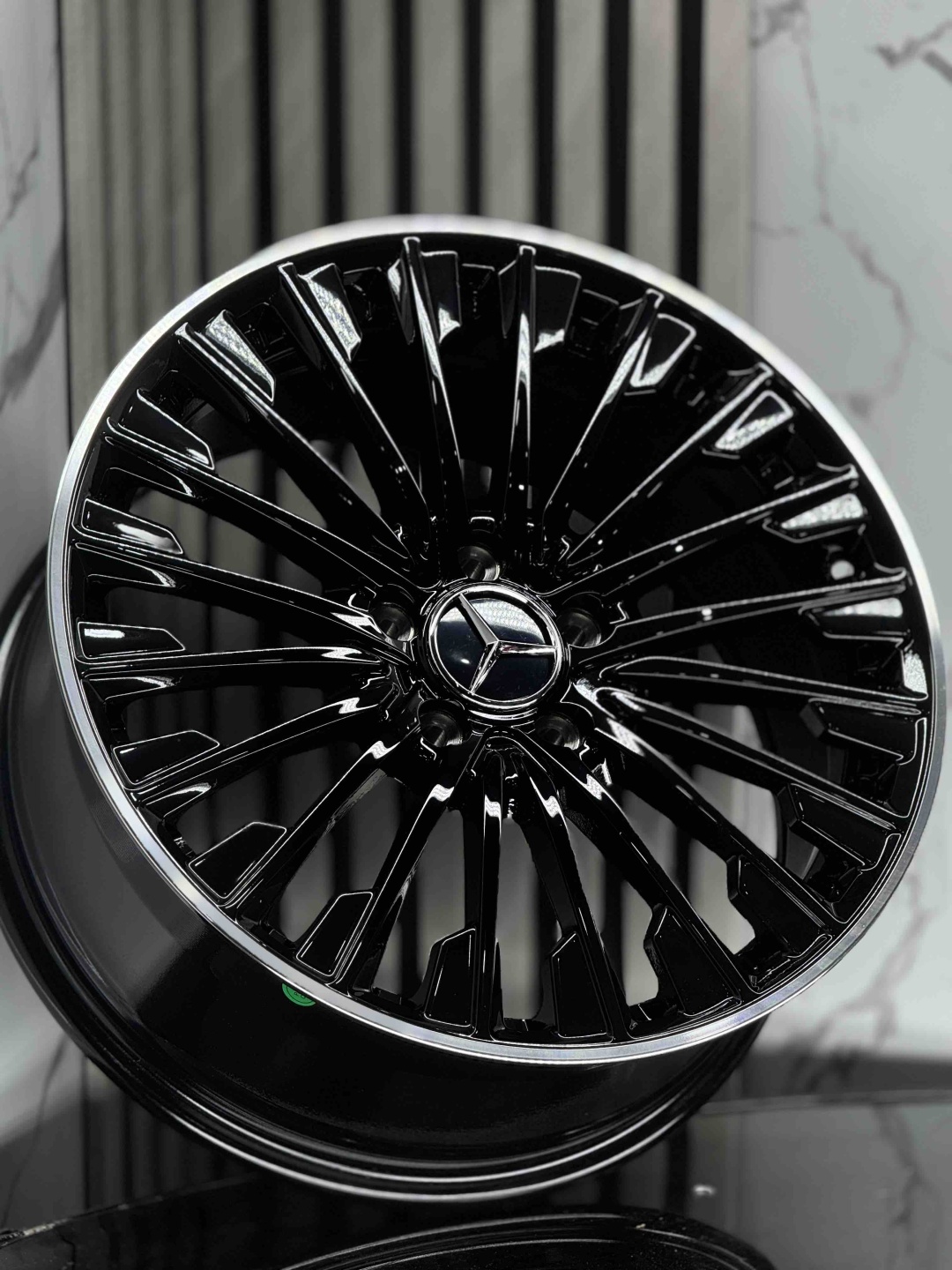 Mercedes-Benz 3062 8/9x18/5x112 D66.5 ET40 4 диска черный, серебристый