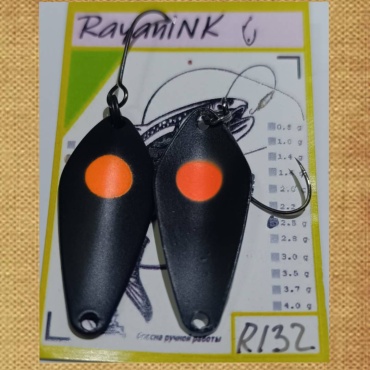 Блесна RAYANINK R132 1 шт 30 мм Черная Япония (черная с красной точкой) на черной с красной точкой подложке