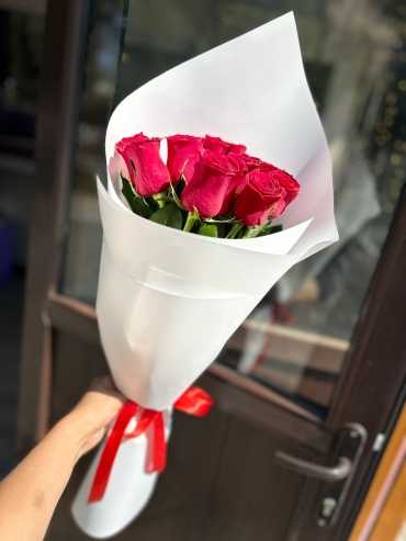 Моно-букет с открыткой роза 7 шт 60 см