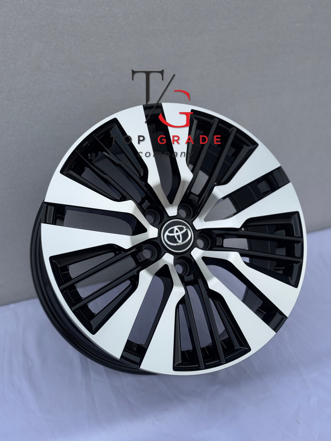 Toyota TG0109 8x18/5x114.3 D60.1 ET42 4 диска черный, серебристый