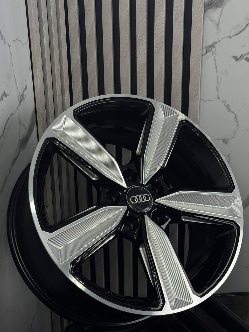 Top Grade Audi 057-7 7.5x17/5x112 D66.5 ET35 4 диска серебристый, черный