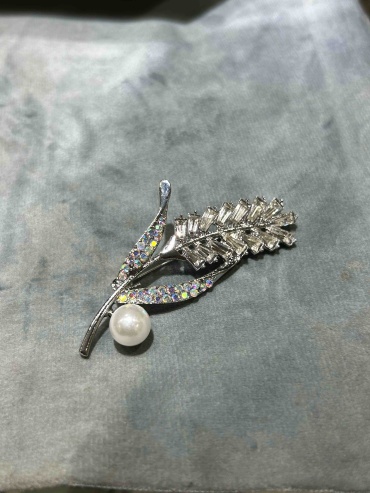 Брошь Jewelry бижутерный сплав, жемчуг, стразы