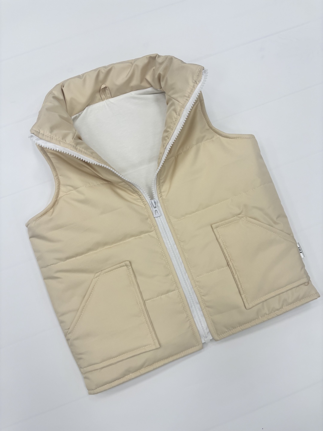 Жилет бежевый