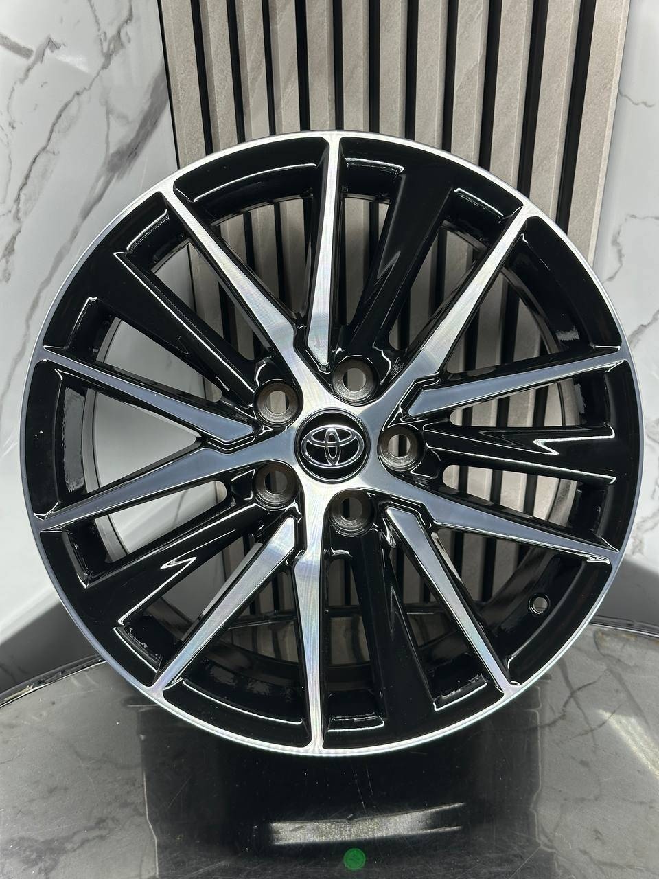Top Grade H3566 8x18/5x114.3 D60.1 ET50 4 диска черный, серебристый