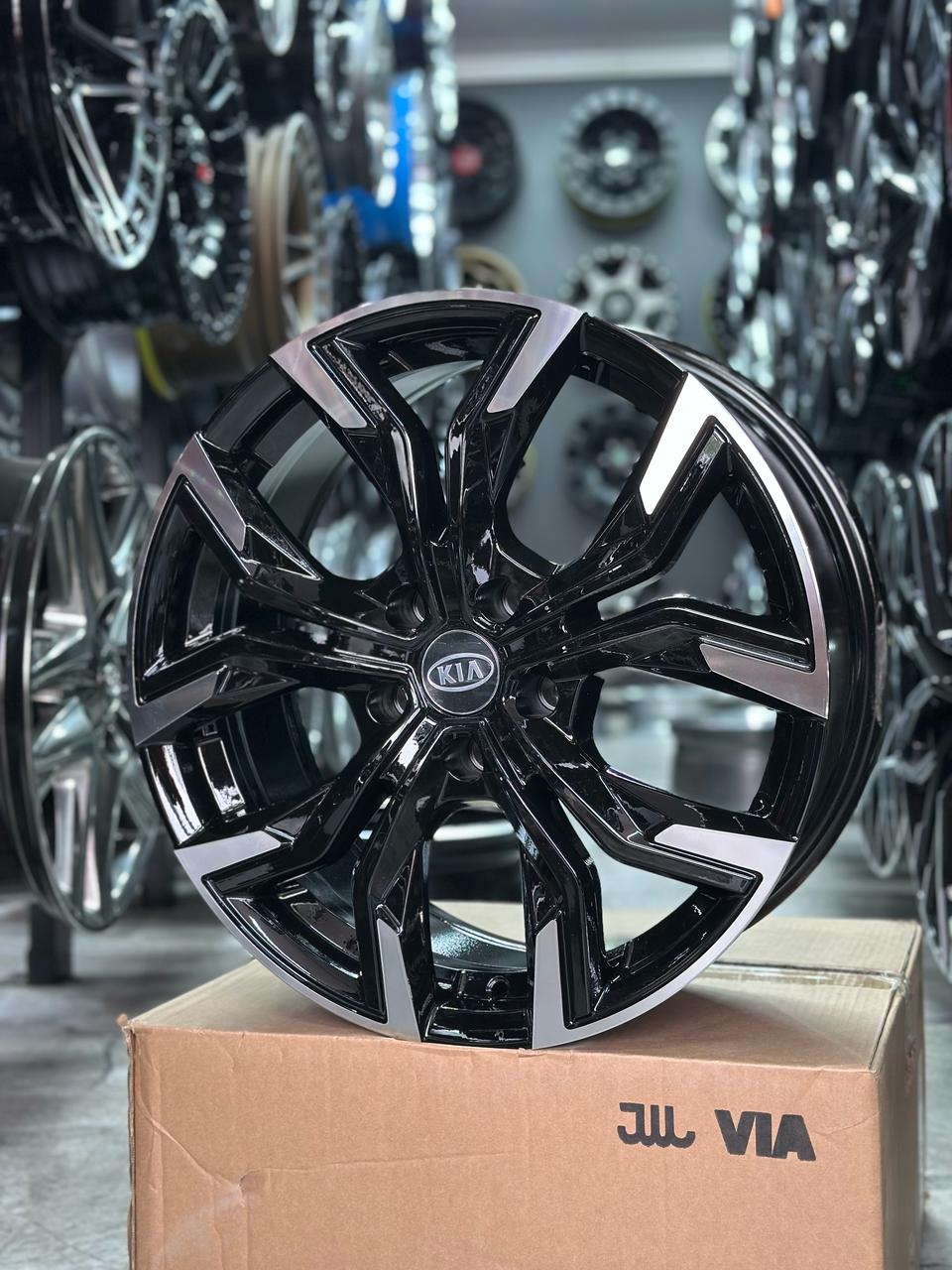 RNO Kia 7.5x18/5x114.3 D67.1 ET35 4 диска черный, серебристый