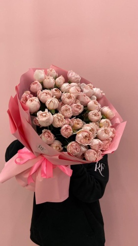 ROYAL FLOWERS Semeу моно-букет в оформлении кустовая роза 17 шт 50 см