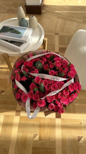 Nuri Floral моно-букет в оформлении кустовая роза 19 шт 70 см