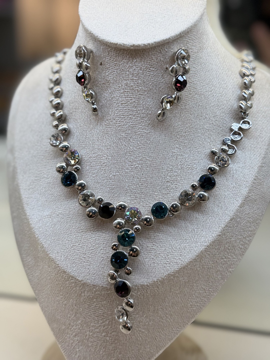 Медицинская сталь, бижутерный сплав, кристаллы Swarovski