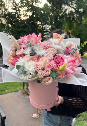Композиция в коробке роза, хризантема, кустовая роза, эвкалипт 18 шт 50 см
