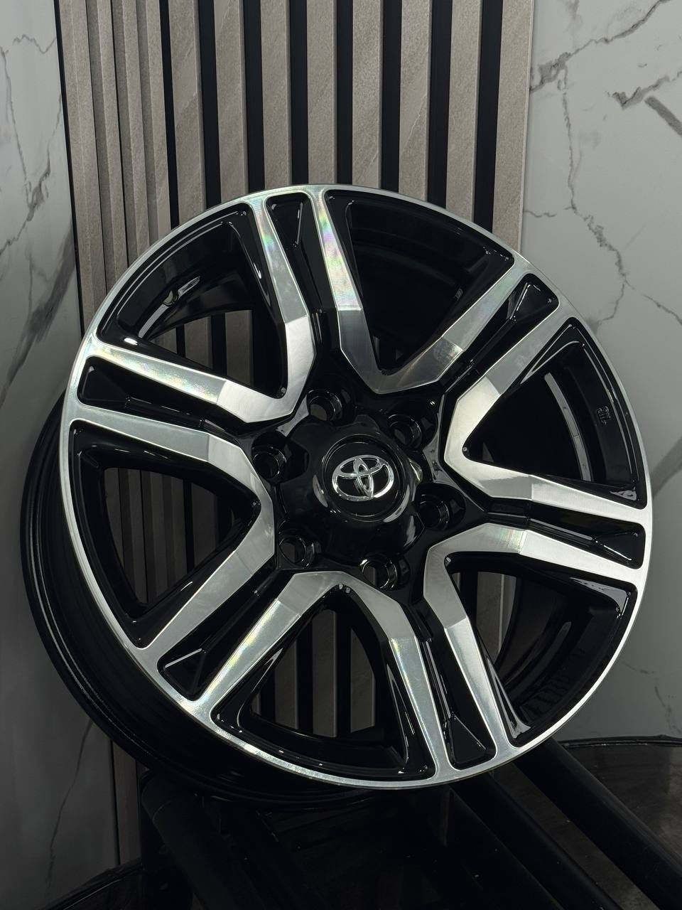 Top Grade Toyota 311-7 7.5x17/6x139.7 D106.1 ET30 4 диска черный, серебристый