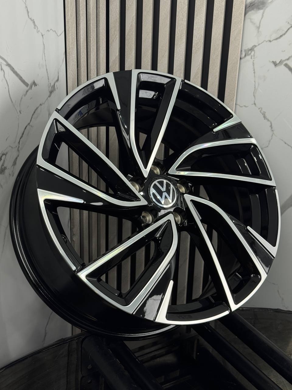 Top Grade Volkswagen 260-7 7.5x17/5x112 D57.1 ET45 4 диска черный, серебристый