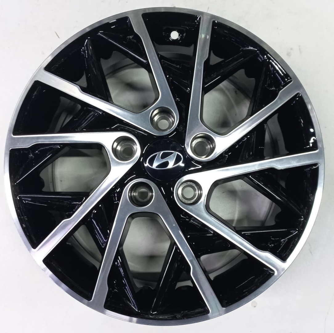 Hyundai Hyundai 486b 6.5x16/5x114.3 D67.1 ET48 4 диска черный, серебристый