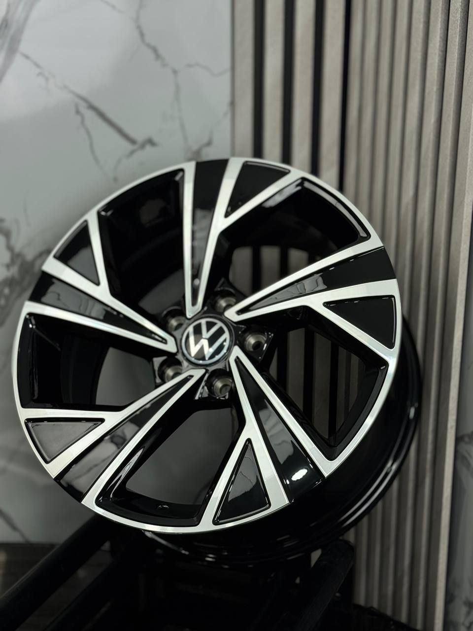 Top Grade Volkswagen H3484F 7.5x17/5x112 D57.1 ET35 4 диска серебристый, черный