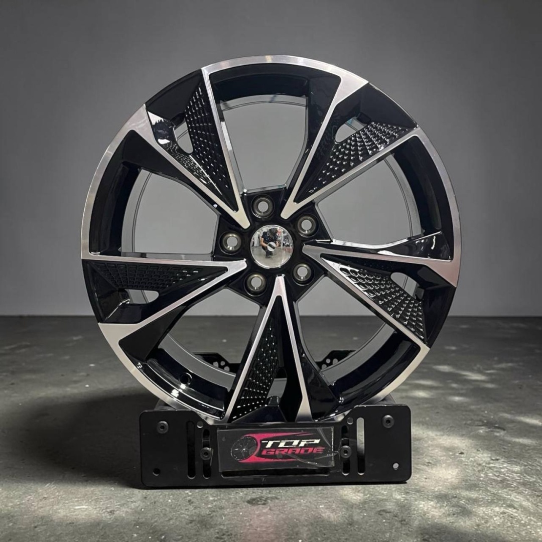 Top Grade AXM 1085 8x18/5x114.3 D73.1 ET35 4 диска черный, серебристый
