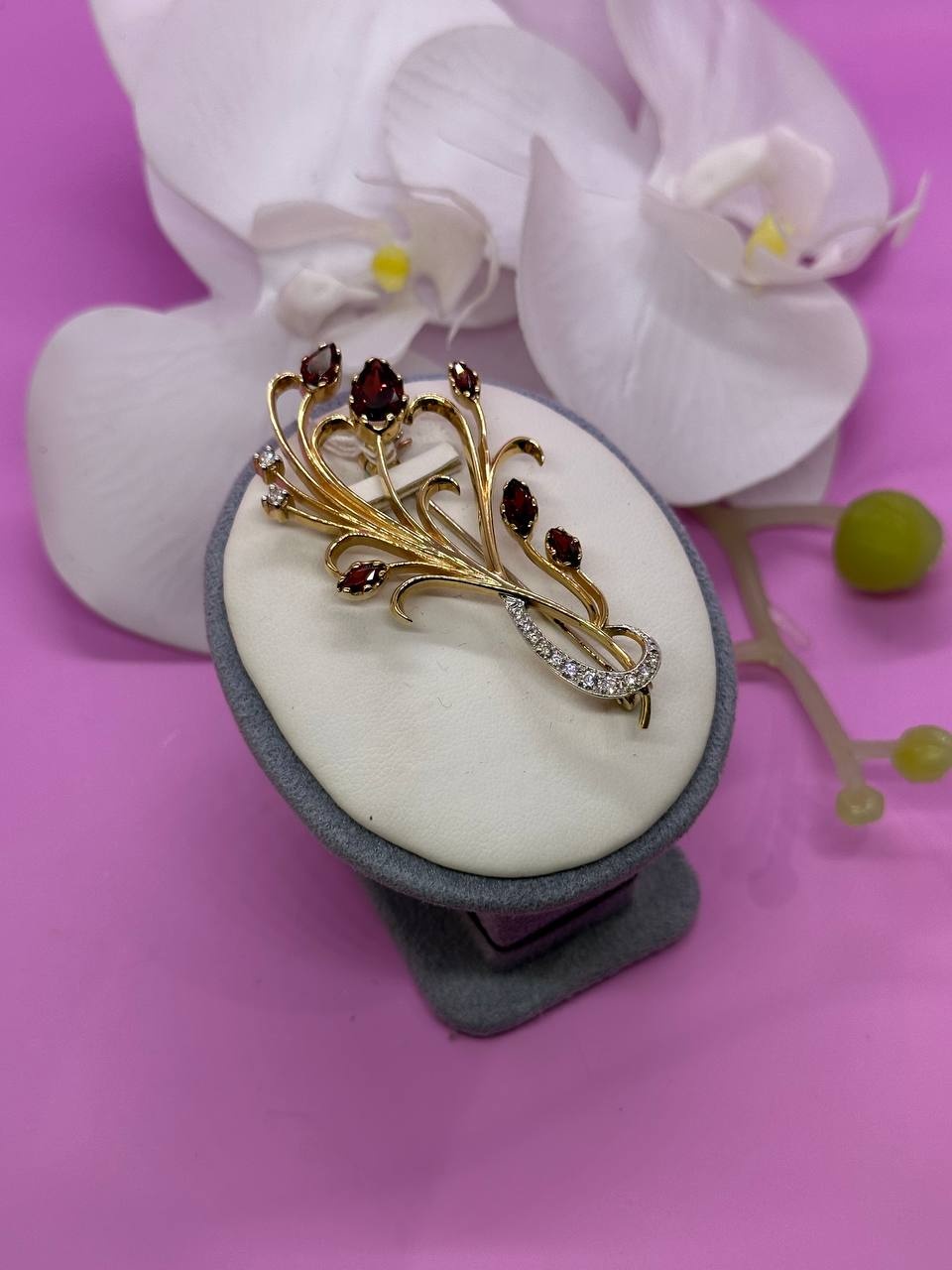 Брошь SAR JEWELRY VIP44A-008_5178 вес 10.6 г золото, бриллиант, гранат