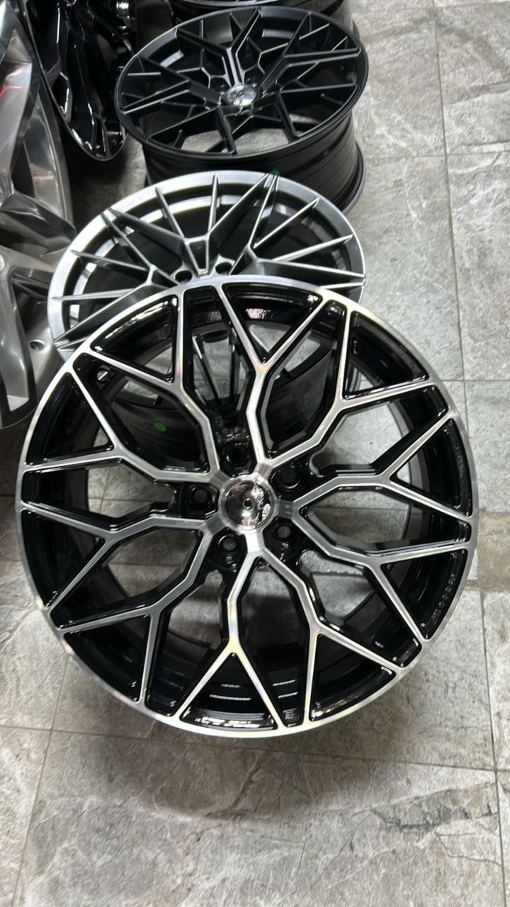LKN Lkn0404 8x18/5x114.3 D67.1 ET35 4 диска черный, серебристый