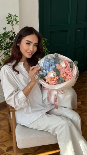 Floral букет с открыткой гортензия, роза, эвкалипт 5 шт 50 см