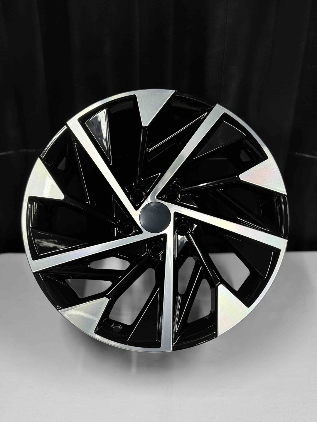 Top Grade Diski0113 8x18/5x114.3 D67.1 ET45 4 диска черный, серебристый