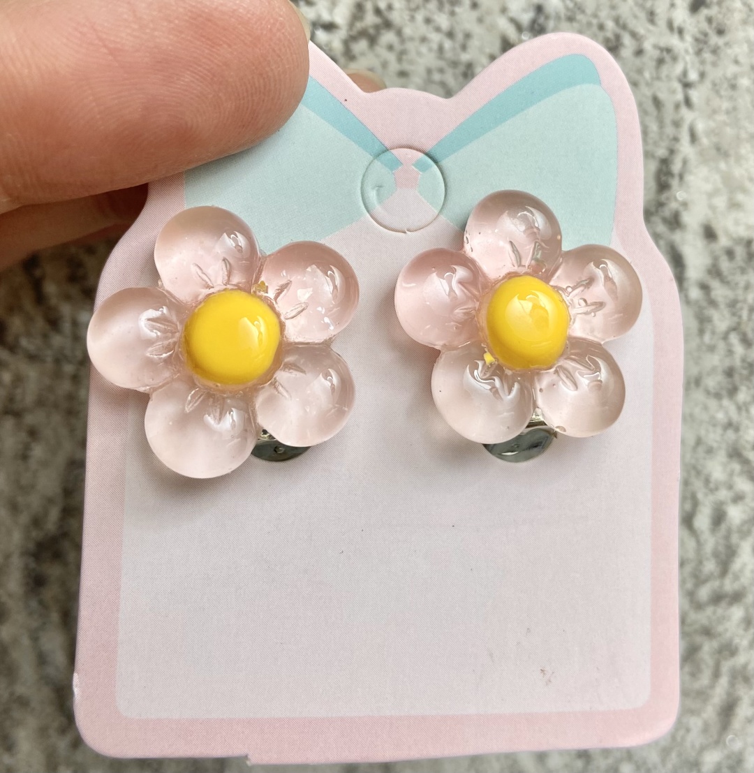 Клипсы Fashion Jewellery пластик, бижутерный сплав, без вставок
