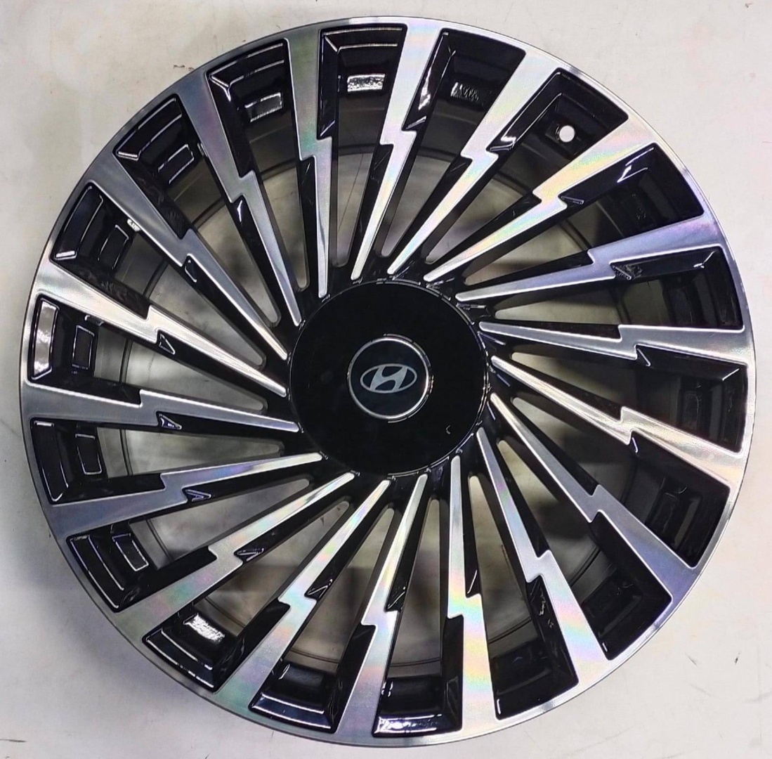 Hyundai Hyundai 1509-20 8x20/5x114.3 D67.1 ET48 4 диска черный, серебристый