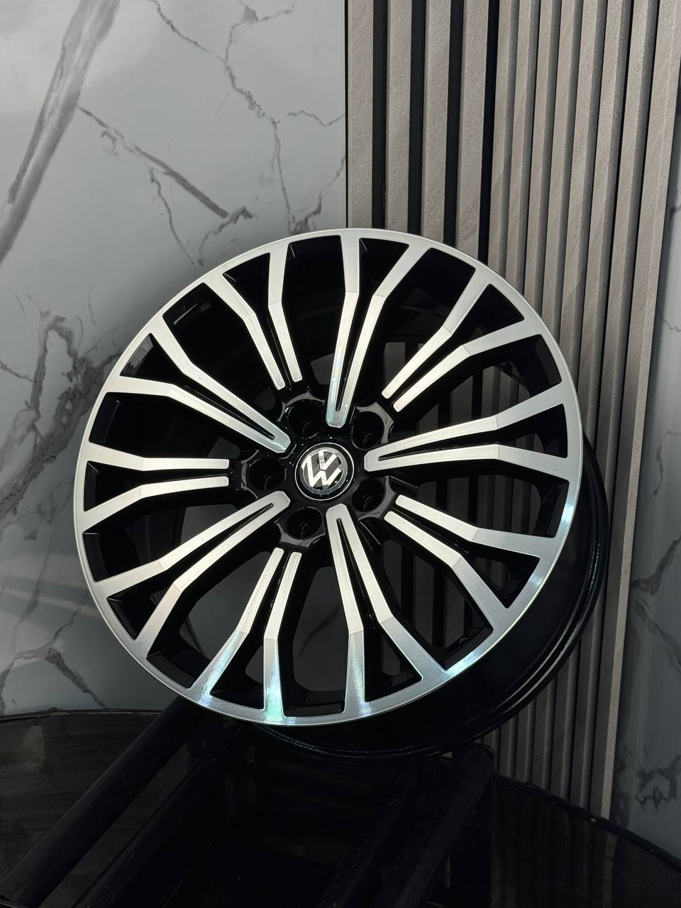 Top Grade Volkswagen JT8054 8x18/5x112 D66.56 ET39 4 диска серебристый, черный