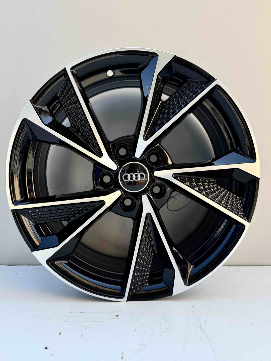 Top Grade audi fbx008 7.5x17/5x112 D66.5 ET35 4 диска черный, серебристый