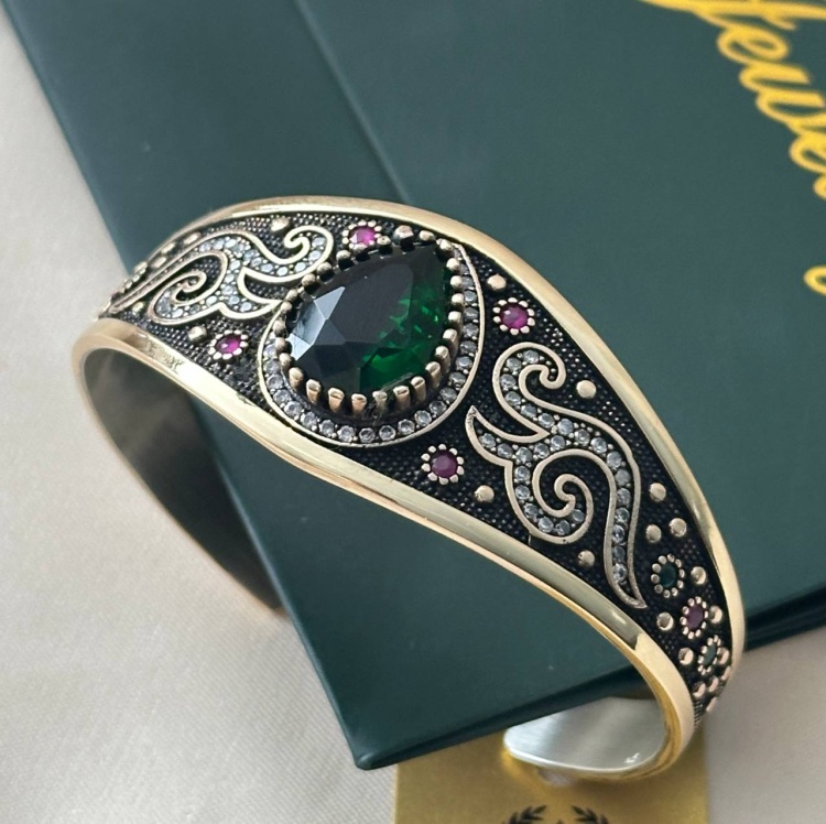 Аға әпке сағатының ішін аяқтады