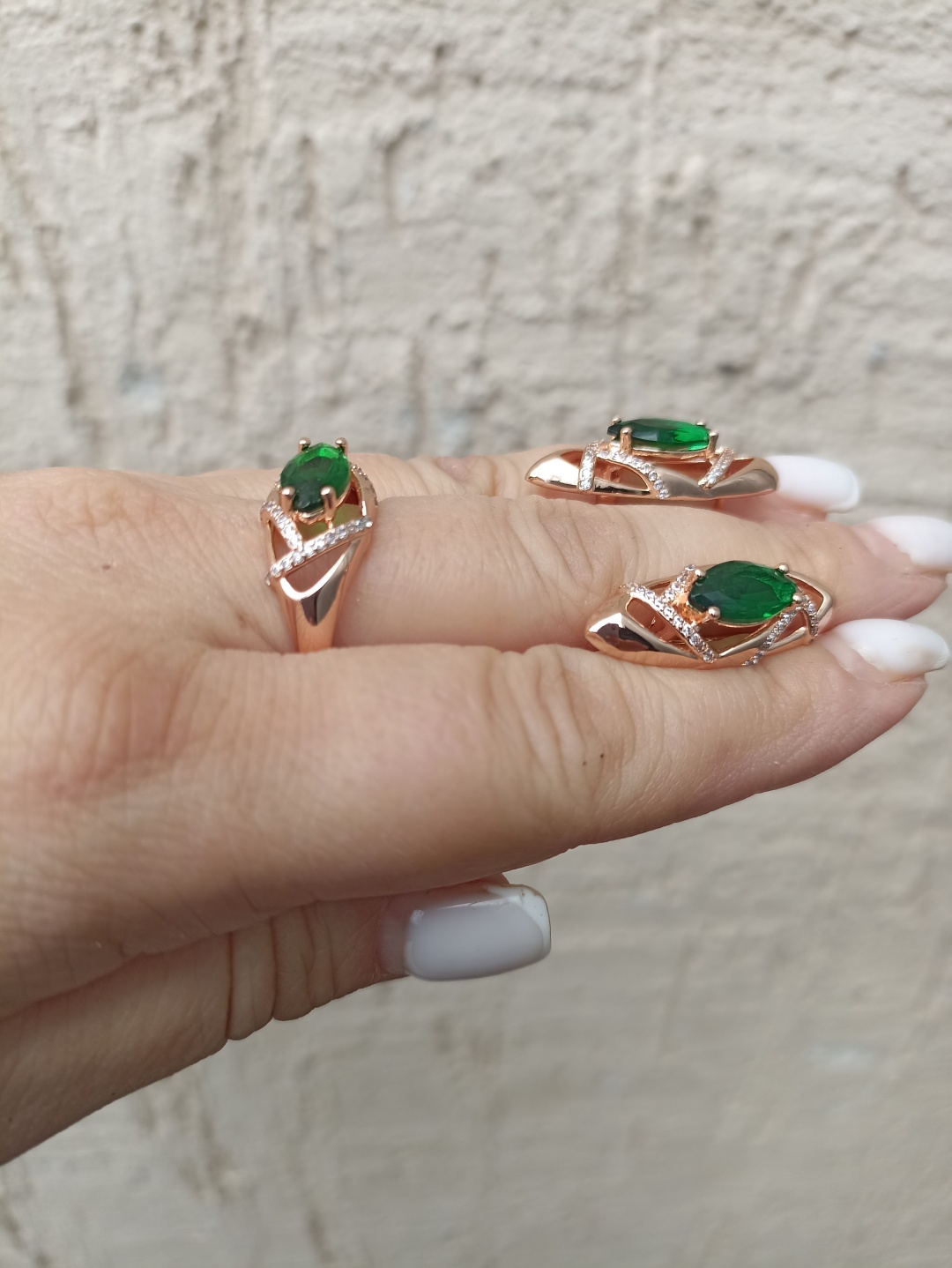 Fallon Jewelry медицинское золото, изумруд