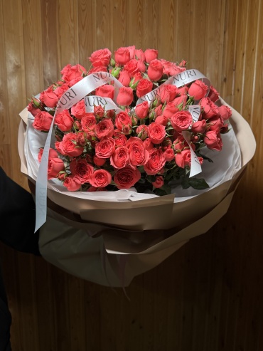 Nuri Floral моно-букет в оформлении кустовая роза 15 шт 60 см