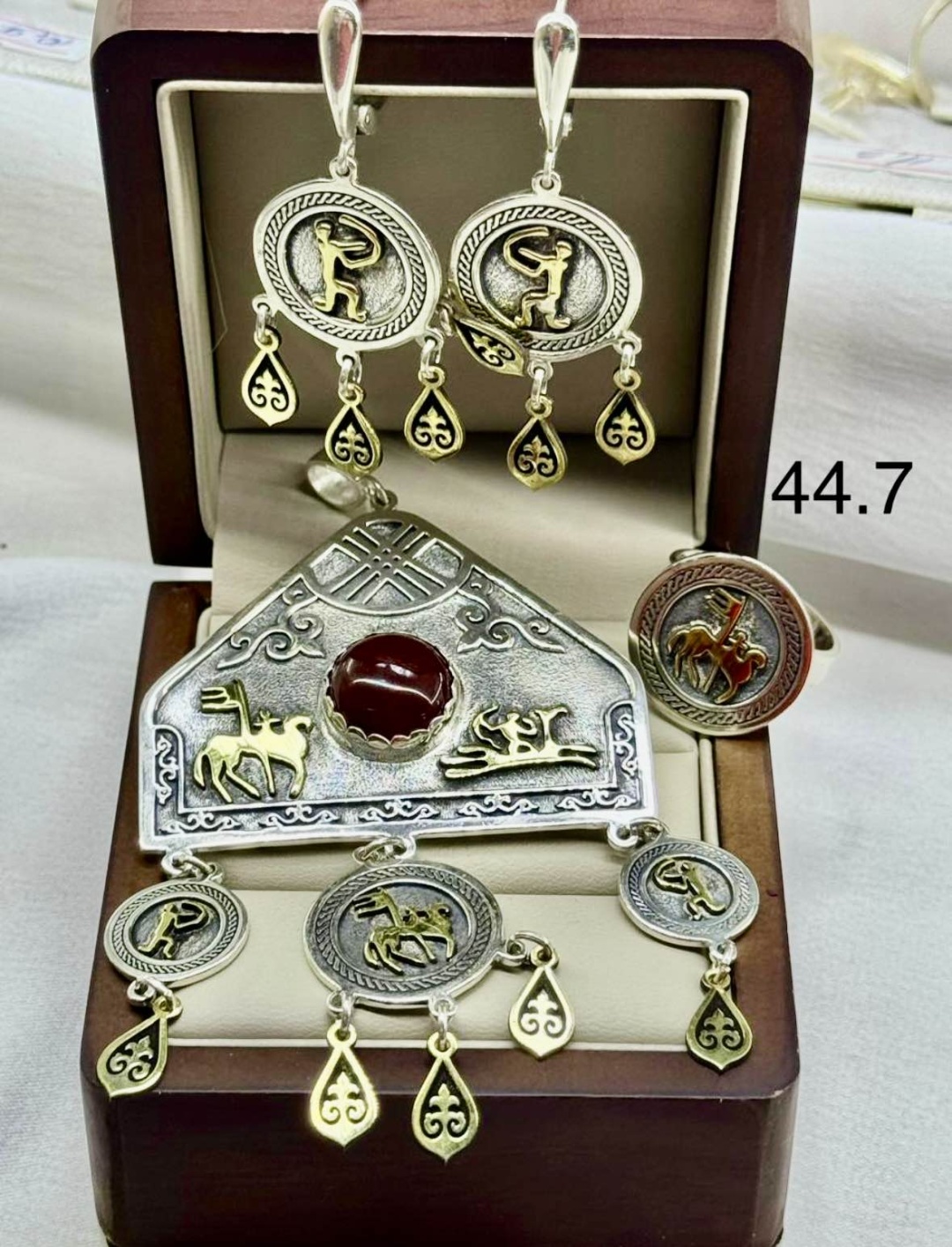 18 КАРАТ 987655 вес 45 г серебро, сердолик