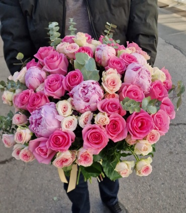 Flora & K букет в оформлении пион, роза, пионовидная роза 31 шт 60 см