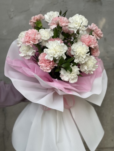 Rose.kz моно-букет с открыткой рускус, диантус 25 шт 50 см