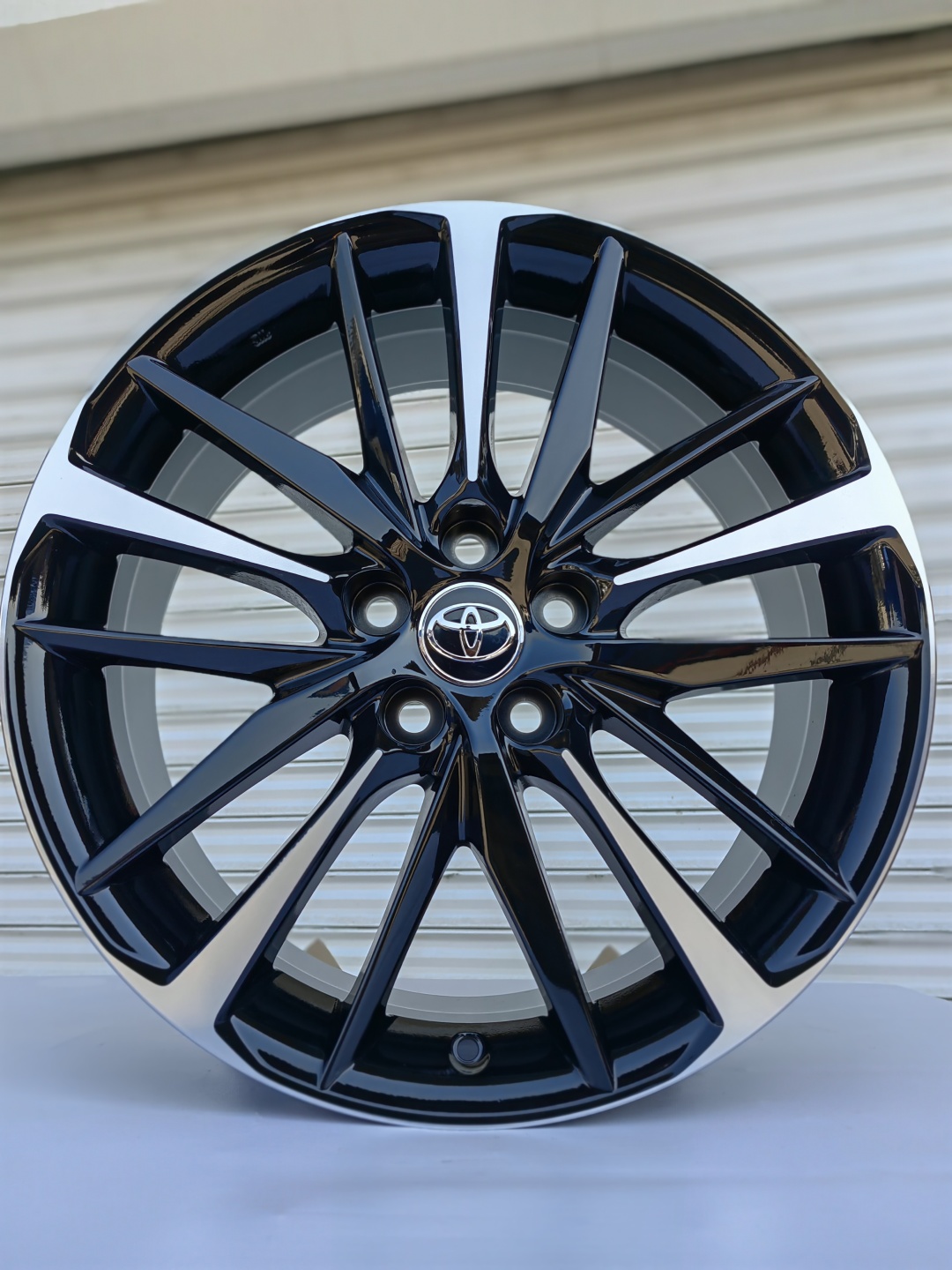 RNO RNO 3215 8x18/5x114.3 D60.1 ET50 4 диска черный, серебристый