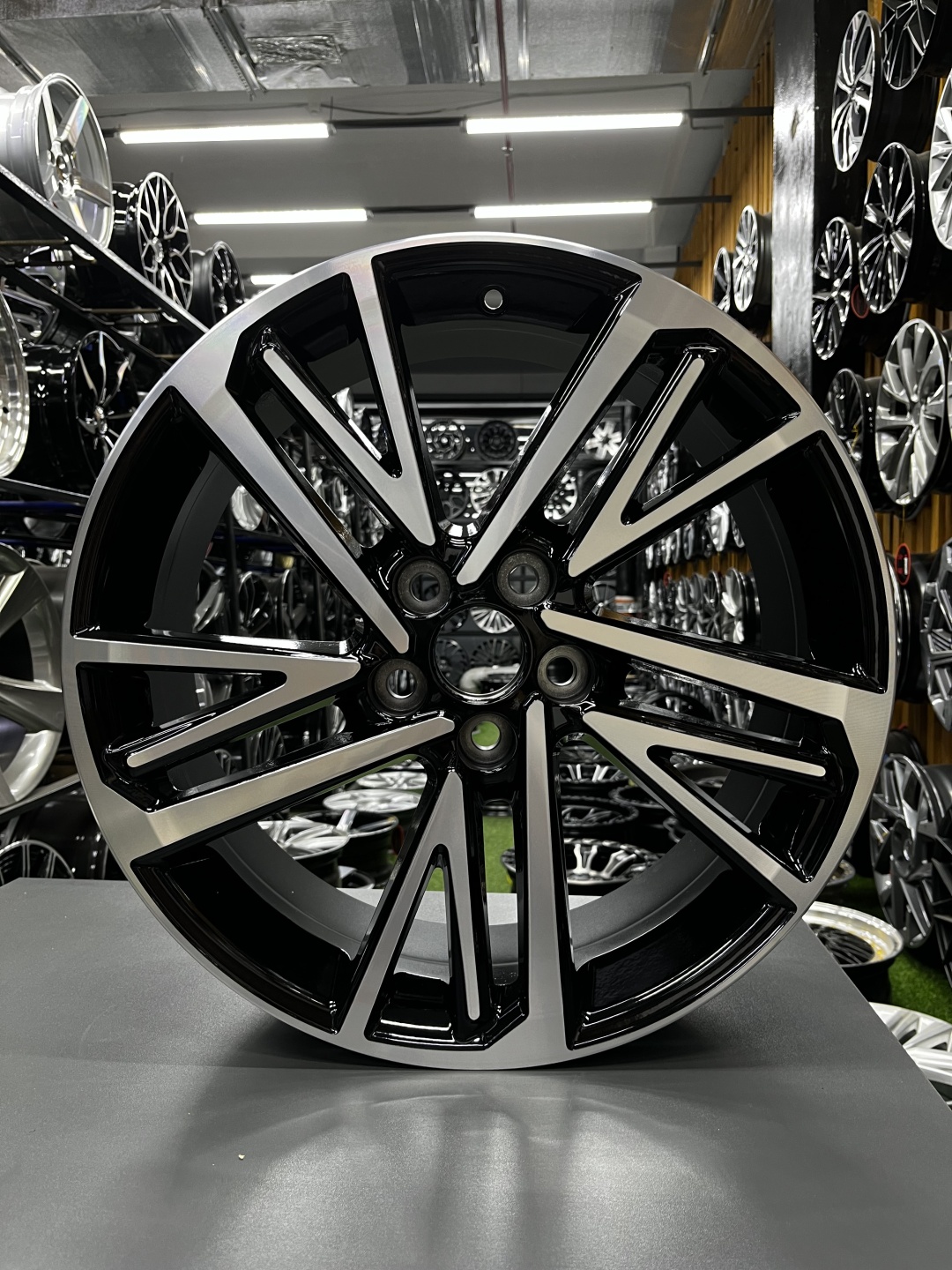 Camry-80 XFX037 KemKar 8x19/5x114.3 D60.1 ET50 4 диска черный, серебристый, графит