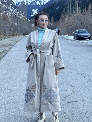 Национальный костюм бежевый